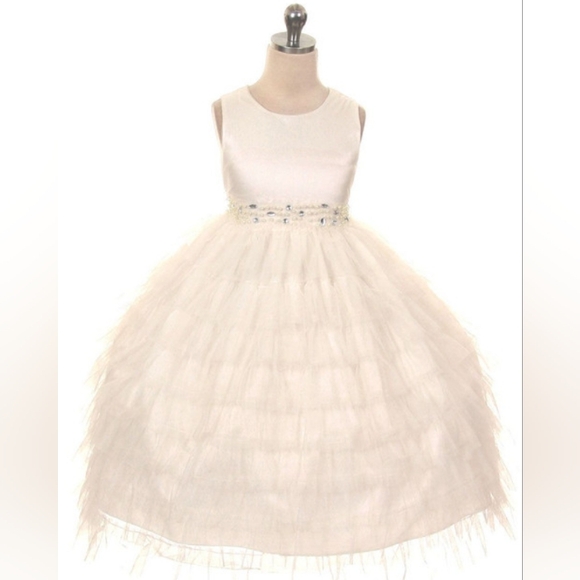 Layered mesh princess dress with a beautiful pearl and gem trim. Size 8 - Picture 2 of 14